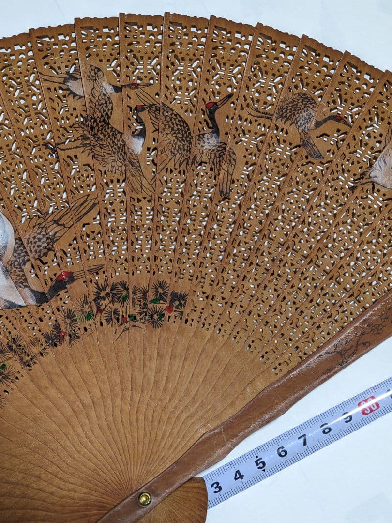 ♦中国伝統工芸美術品 松に群鶴図透かし彫り扇子 丹頂鶴 団扇 置物飾り骨董品